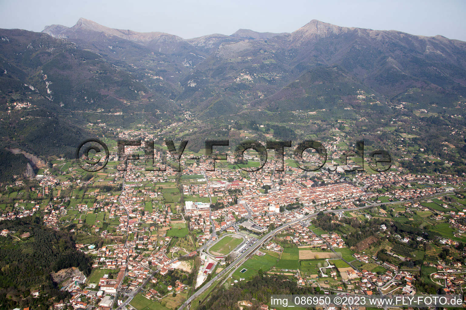 Luftaufnahme von Camaiore(I-Toskana) im Bundesland Toscana, Italien