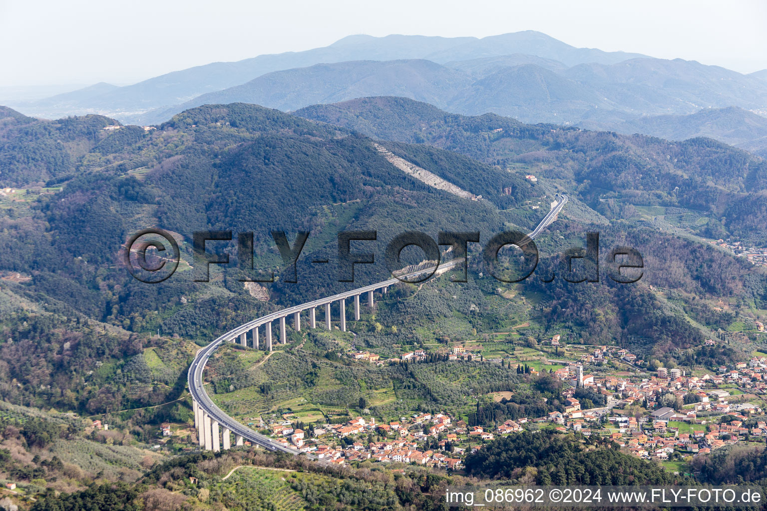 Streckenführung und Fahrspuren im Verlauf der Autobahn- Brücke der A11 in Massarosa in Toskana im Bundesland Toscana, Italien