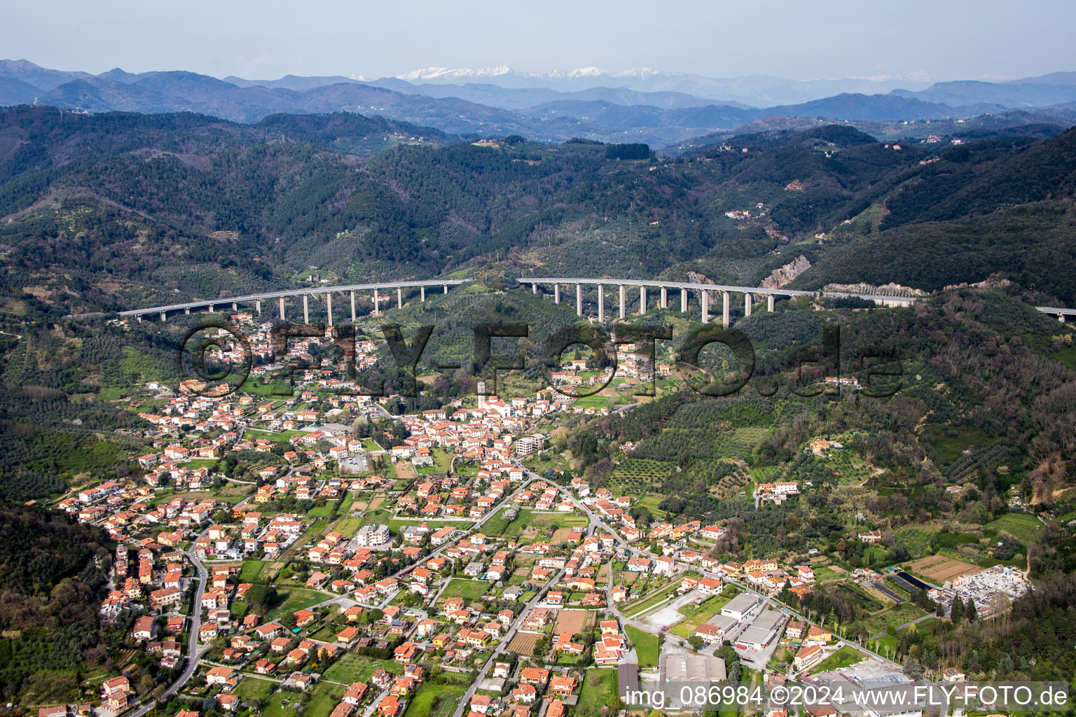 Luftbild von Stadtrand und Außenbezirks- Wohngebiete in Massarosa in Toscana, Italien