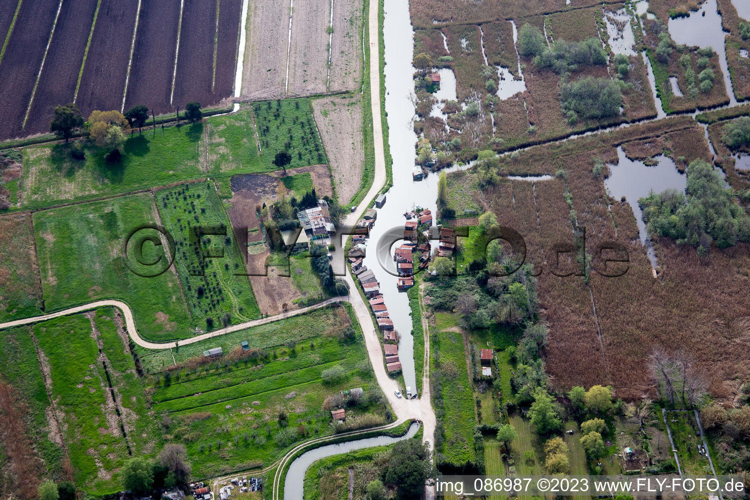Drohnenbild von Massarosa im Bundesland Toscana, Italien