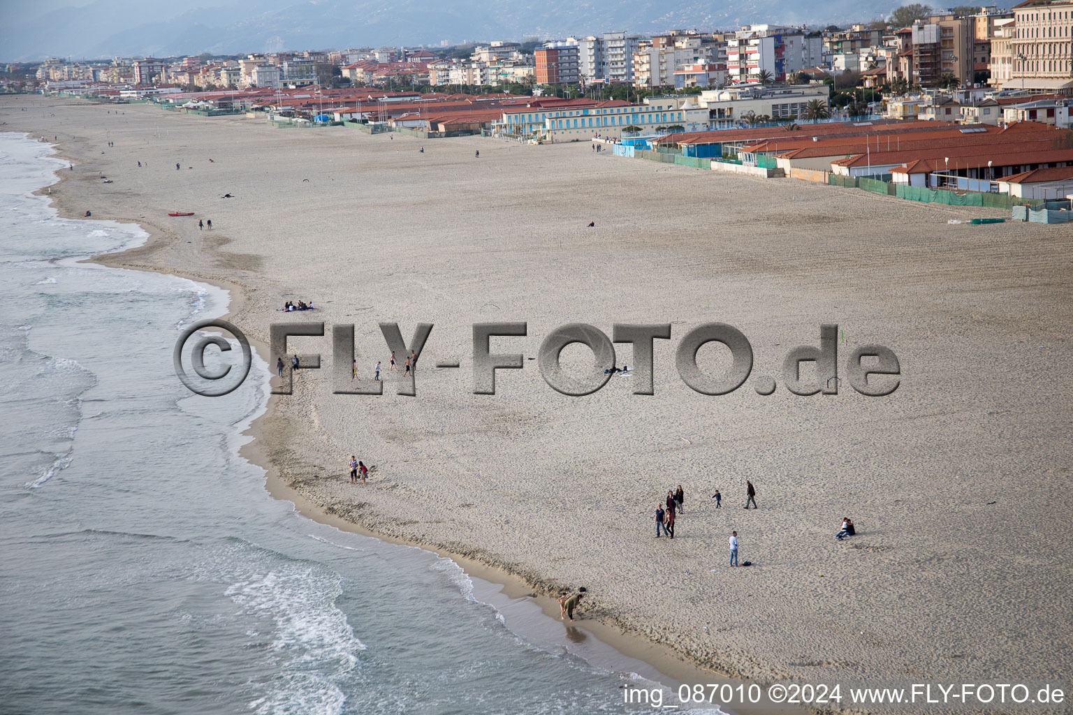 Drohnenbild von Viareggio im Bundesland Lucca, Italien