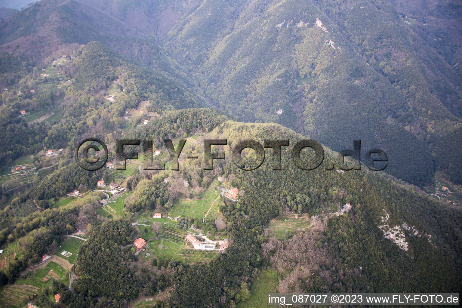 Luftaufnahme von Valdicastello im Bundesland Toscana, Italien