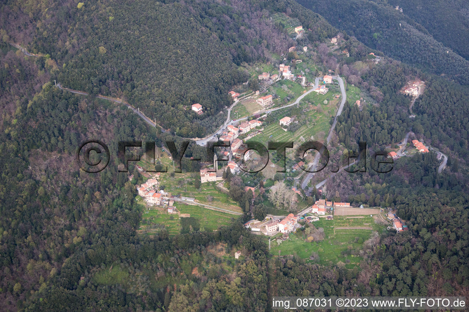 Valdicastello im Bundesland Toscana, Italien von oben gesehen