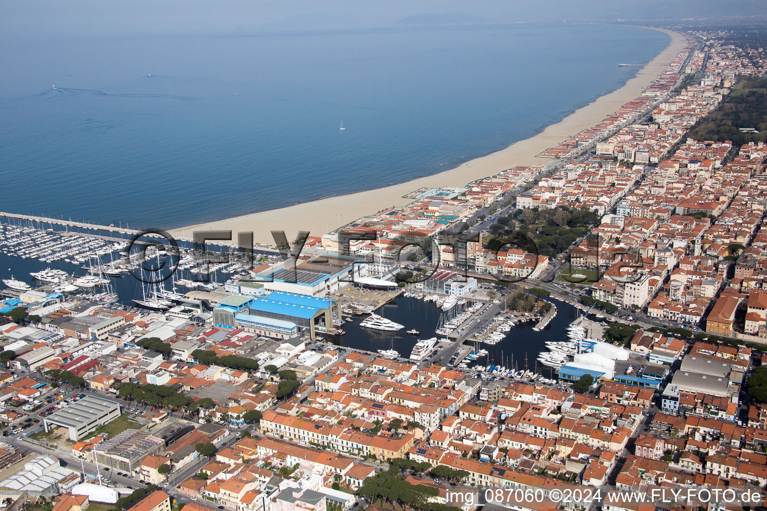 Viareggio im Bundesland Toscana, Italien von der Drohne aus gesehen