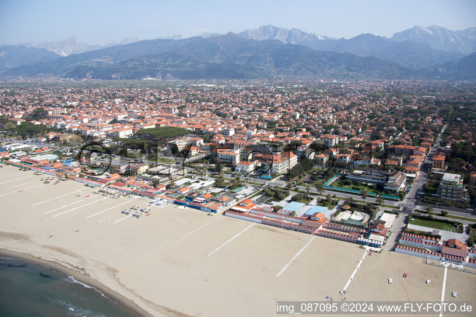 Ortsansicht an der Meeres-Küste des ligurischen Meers in Forte dei Marmi in Toskana im Bundesland Lucca, Italien