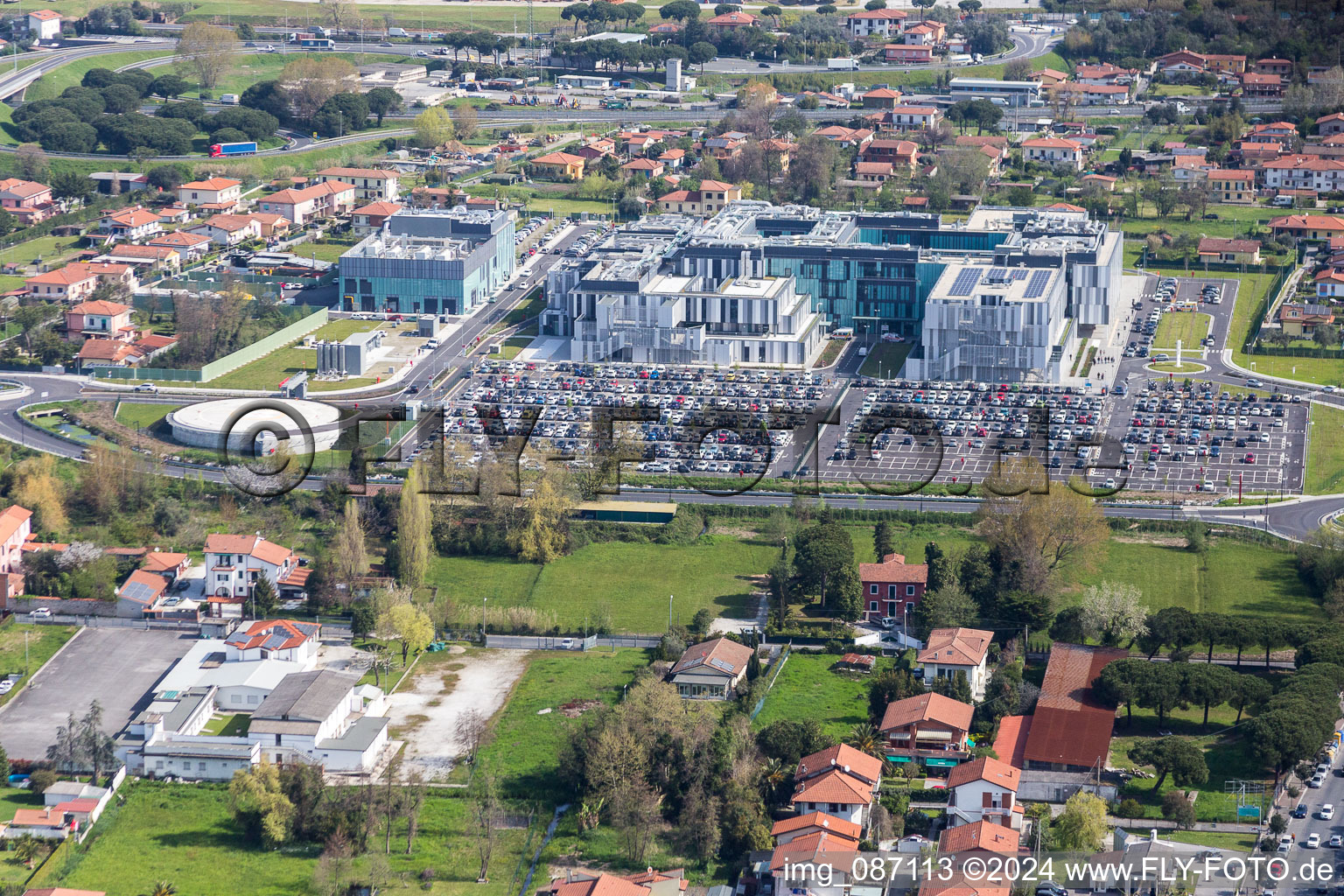 Klinikgelände des Krankenhauses Nuova Ospedale Apuano in Massa im Bundesland Massa-Carrara, Italien