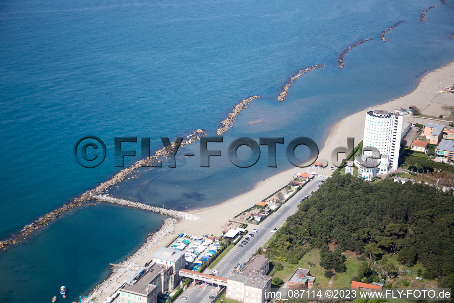 Luftaufnahme von Marina di Massa(I-Toskana) im Bundesland Toscana, Italien