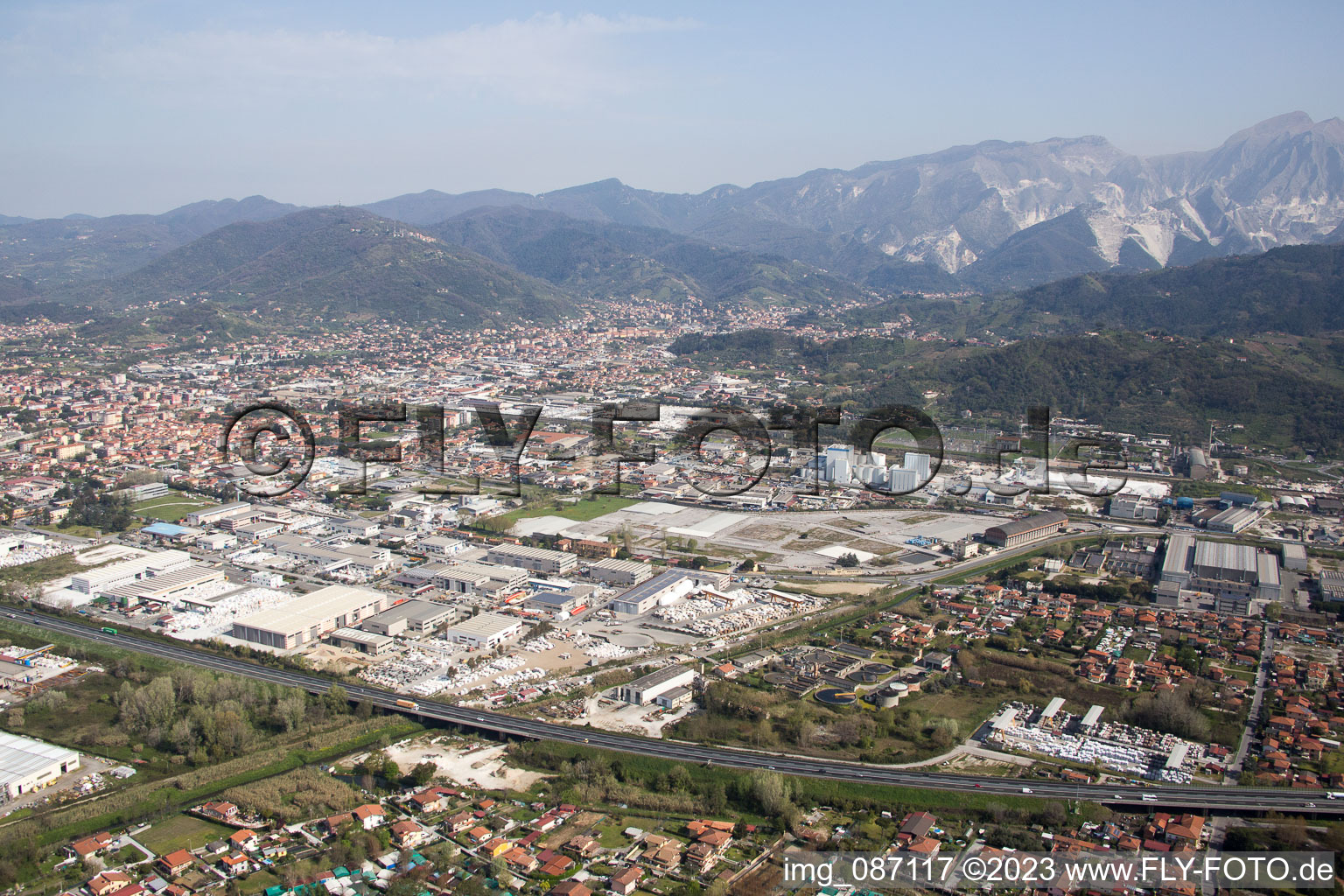 Luftbild von Avenza im Bundesland Toscana, Italien