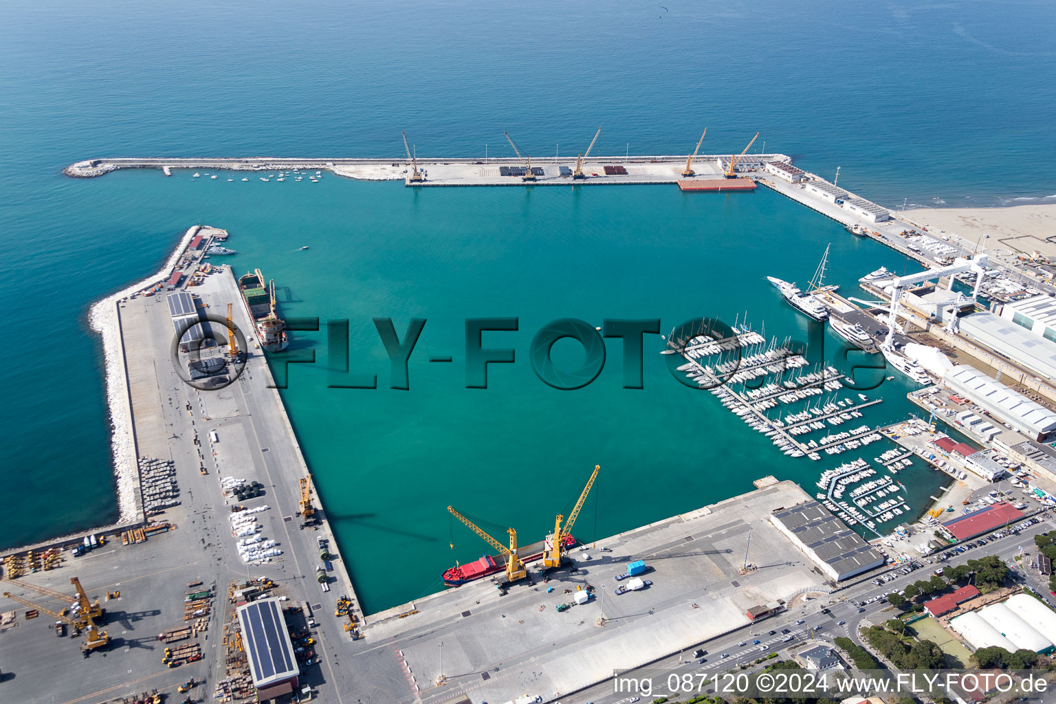 Hafenanlagen an der Meeres- Küste des ligurischen Meers im Ortsteil Marina di Carrara in Carrara in Toskana im Bundesland Toscana, Italien