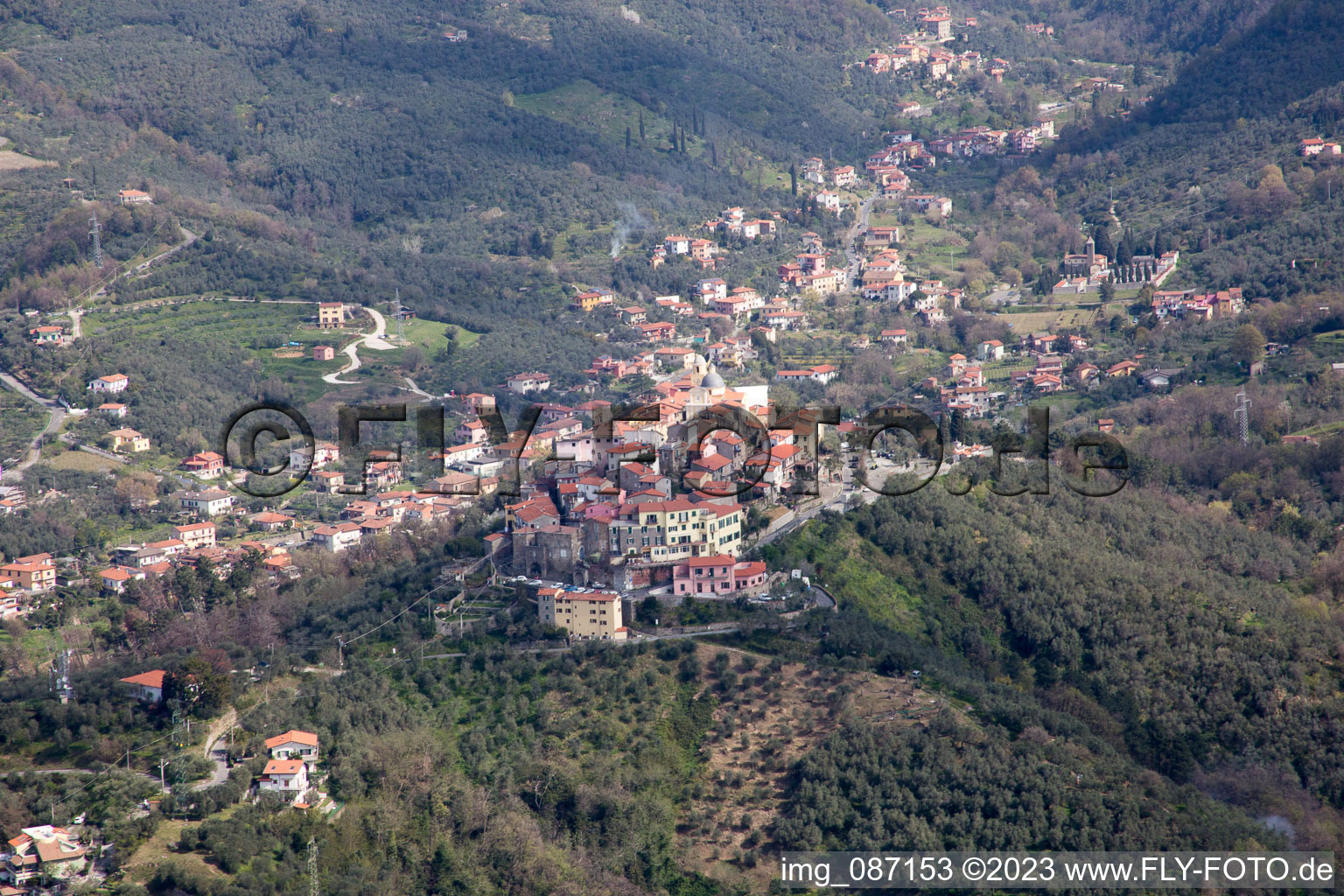 Schrägluftbild von Nicola(I-Ligurien) im Bundesland Liguria, Italien