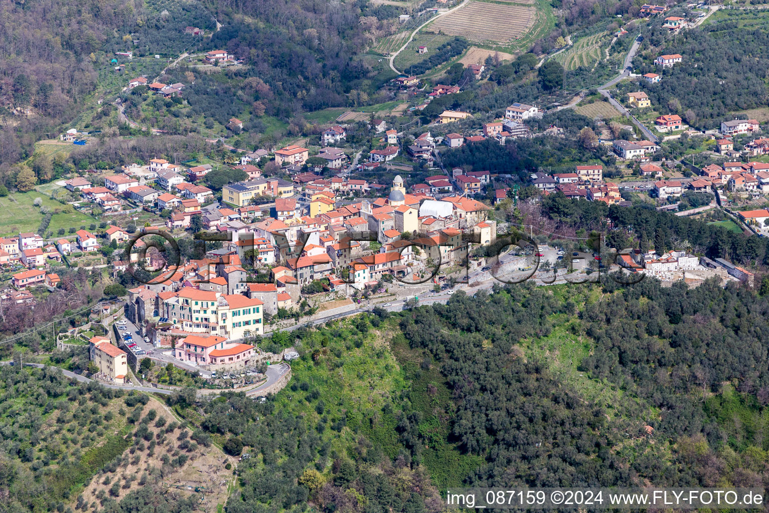 Luftbild von Dorf - Ansicht in Nicola in Ligurien im Bundesland Liguria, Italien