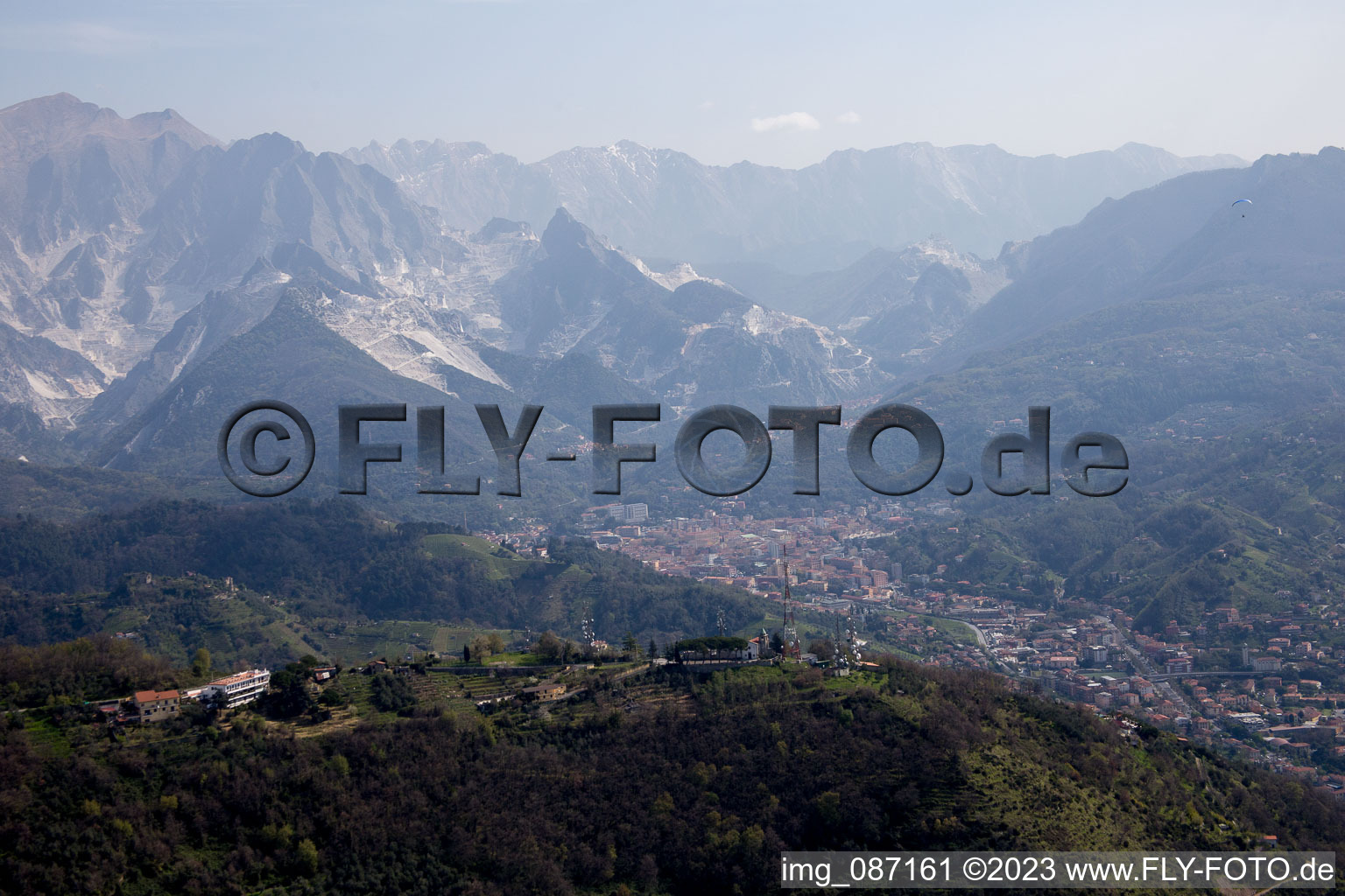 Luftbild von Carrara im Bundesland Toscana, Italien