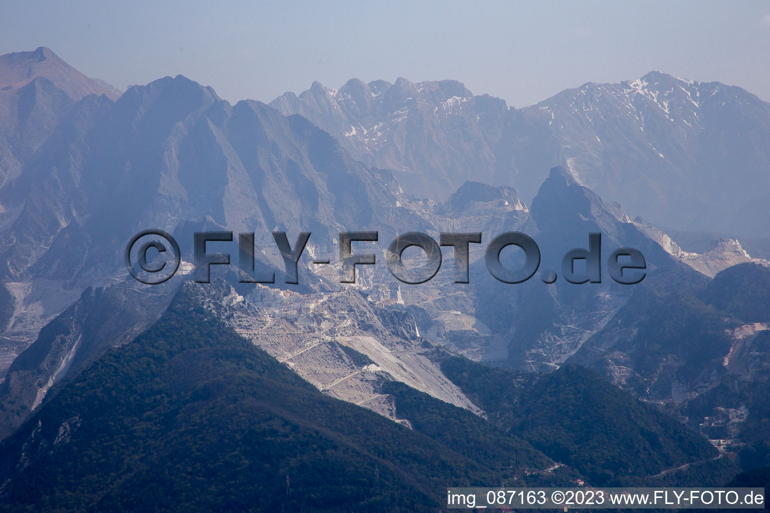 Schrägluftbild von Carrara im Bundesland Toscana, Italien