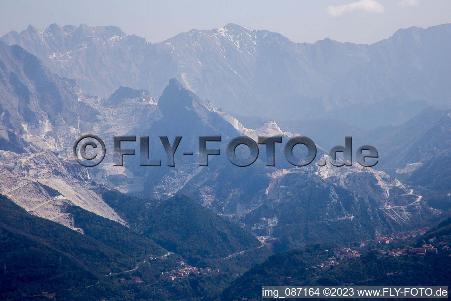 Carrara im Bundesland Toscana, Italien von oben