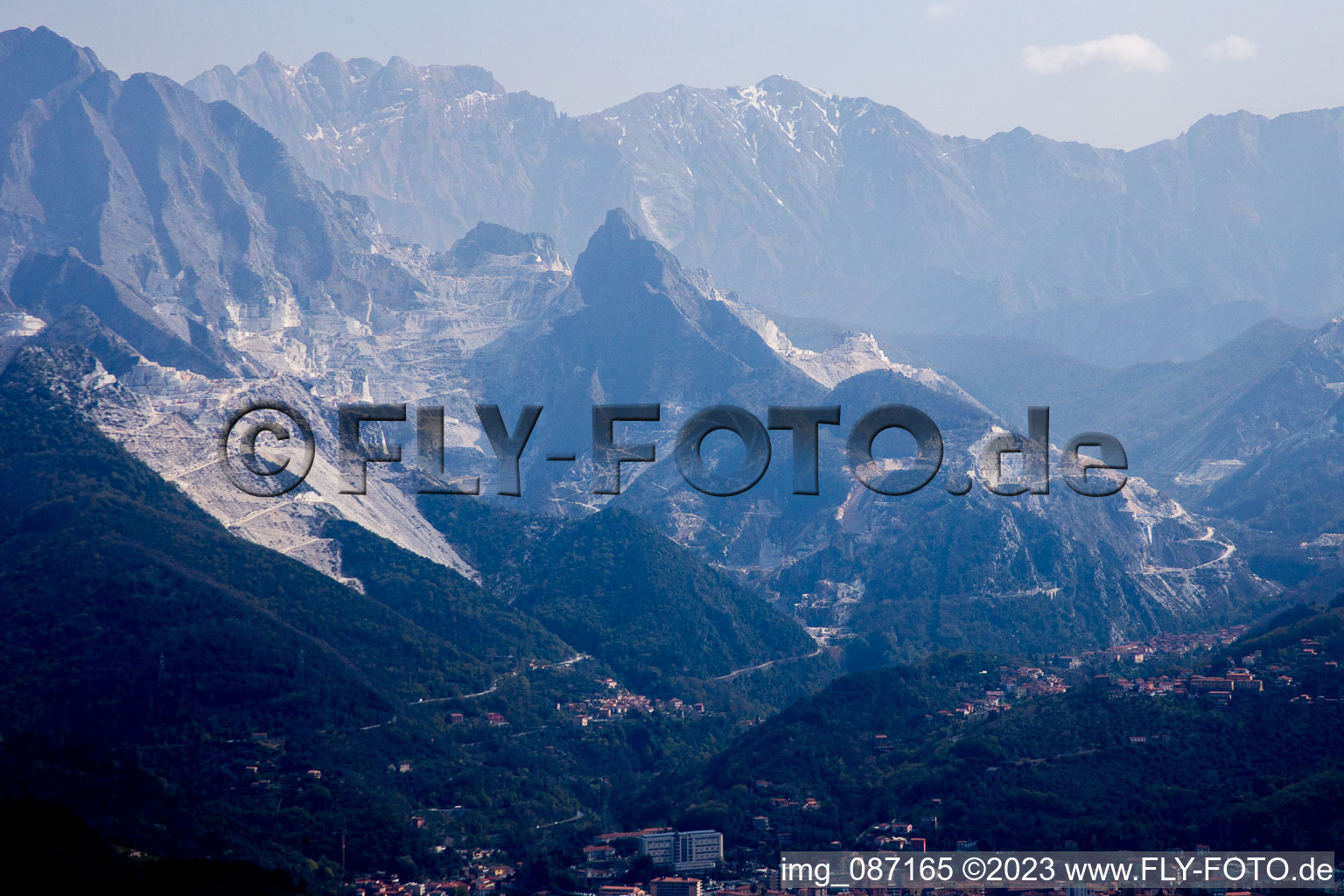 Carrara im Bundesland Toscana, Italien aus der Luft