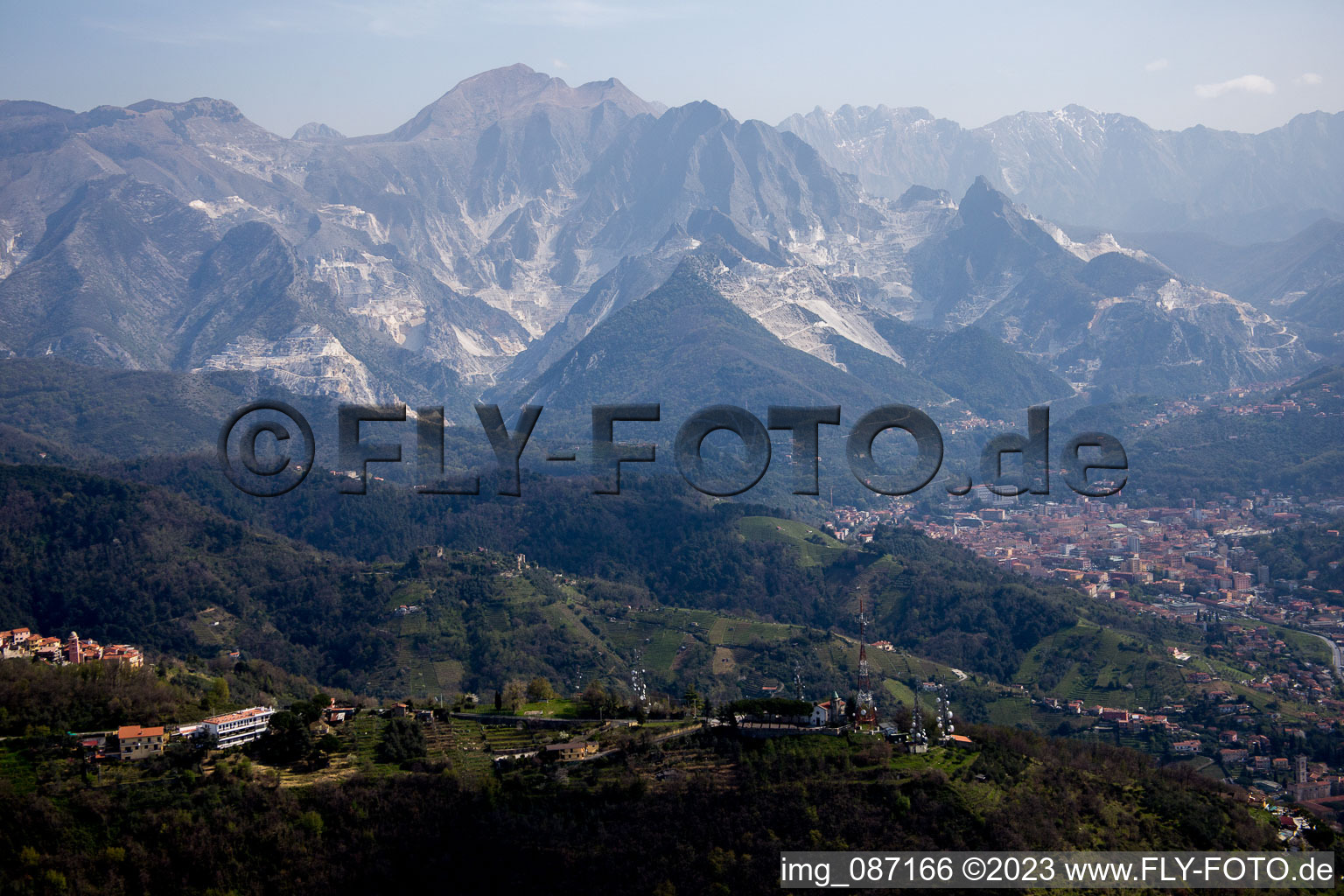 Carrara im Bundesland Toscana, Italien von oben gesehen