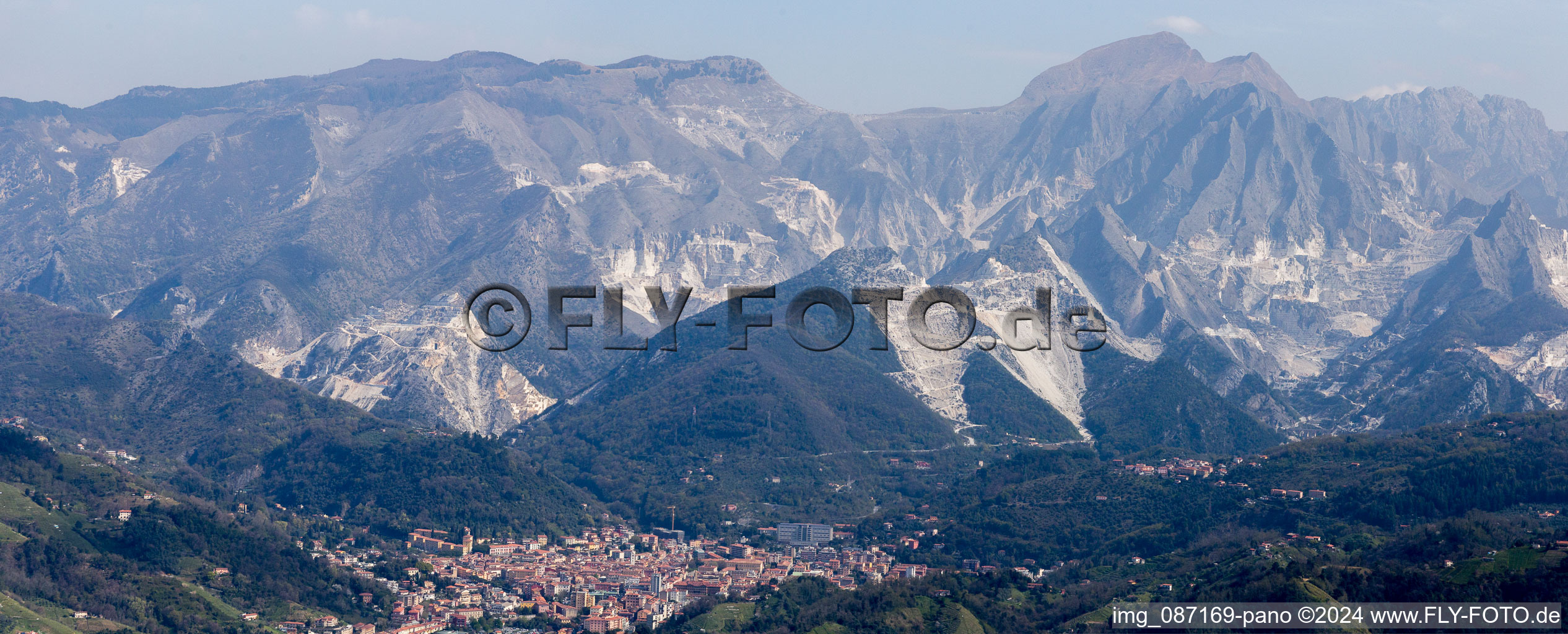 Panorama der Steinbrüche zum Abbau und zur Gewinnung von Marmor in Carrara in Toscana, Italien