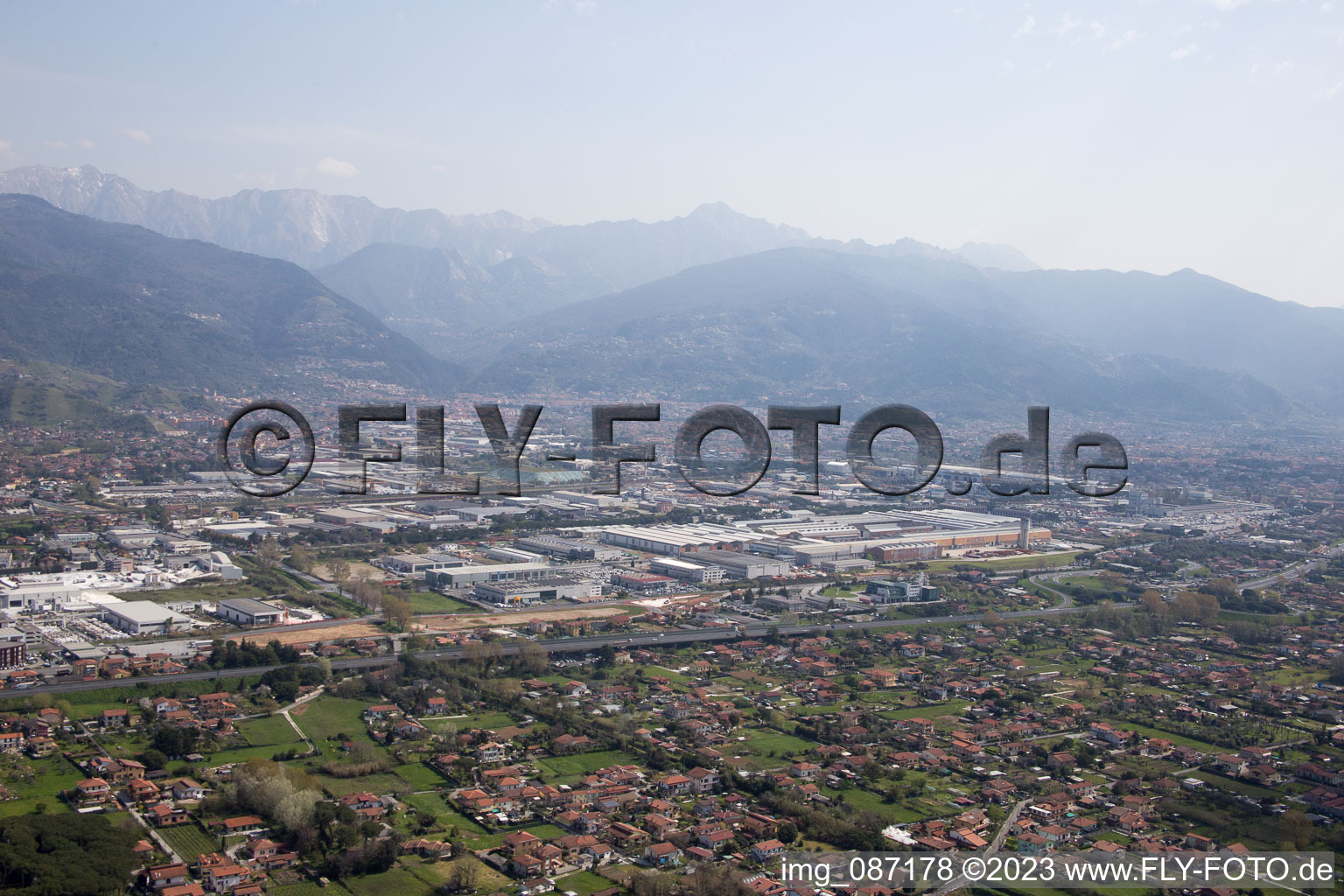Drohnenbild von Avenza im Bundesland Toscana, Italien