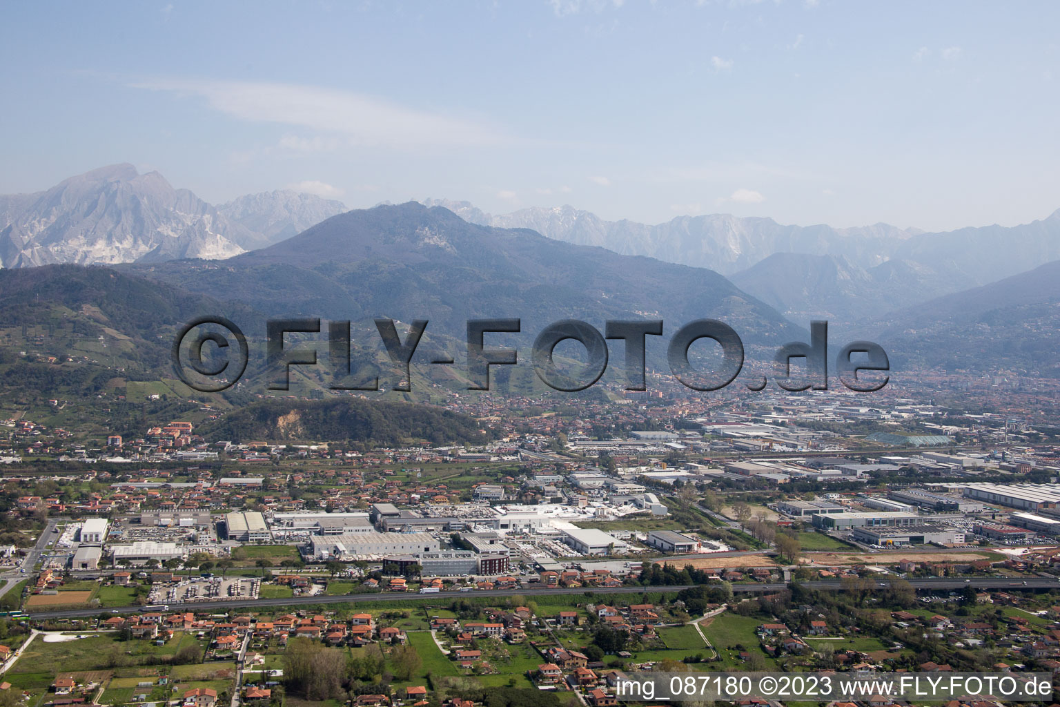 Avenza im Bundesland Toscana, Italien von einer Drohne aus
