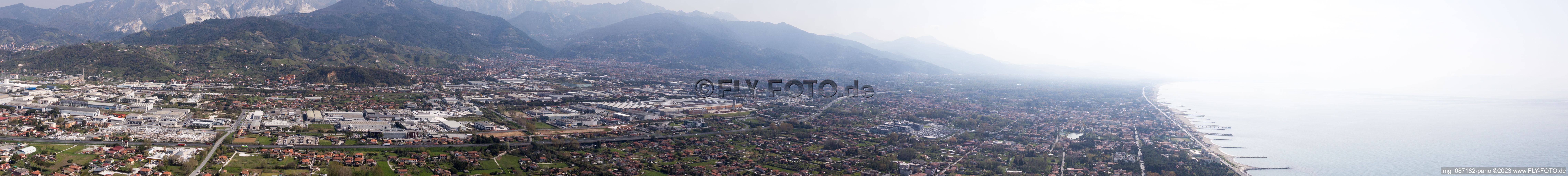 Luftbild von Panorama in Avenza im Bundesland Toscana, Italien