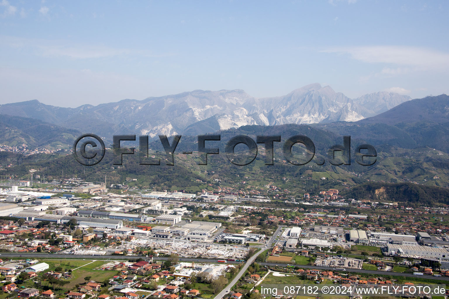 Luftbild von Avenza im Bundesland Toscana, Italien