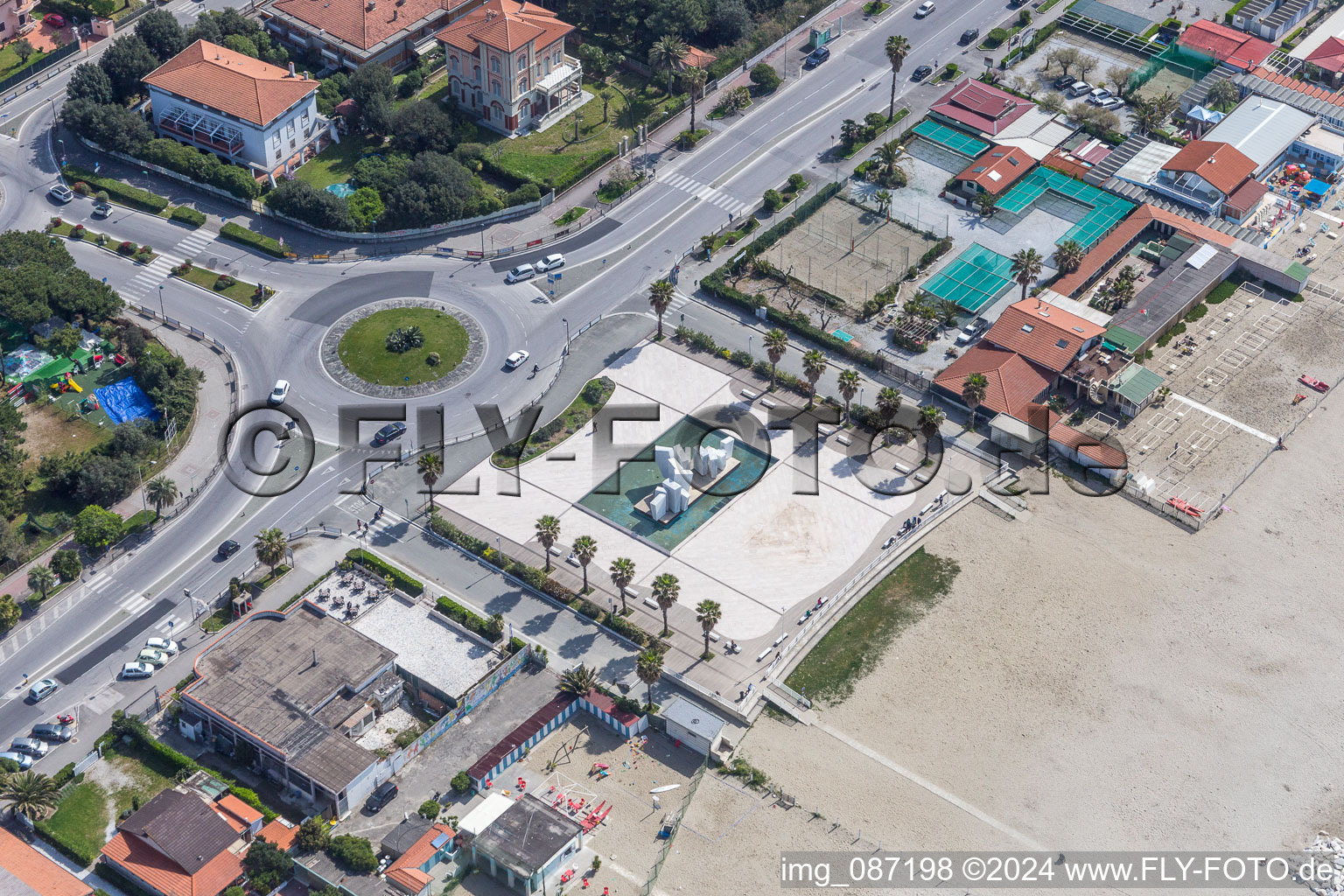 Kreis- runde Fläche - Platz am Bagno Ginevra Di Massimo Zerbini & C. Sas am Piazza Bad Kissingen in Massa in Toskana im Bundesland Toscana, Italien