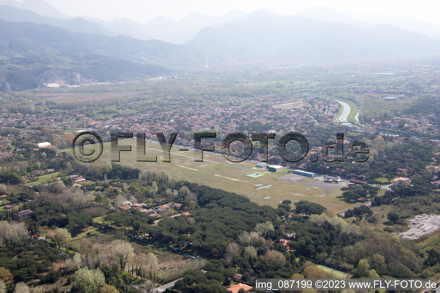 Luftaufnahme von Marina dei Ronchi(I-Toskana) im Bundesland Toscana, Italien
