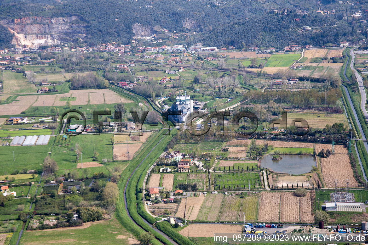 Luftbild von Pietrasanta(I-Toskana) im Bundesland Toscana, Italien