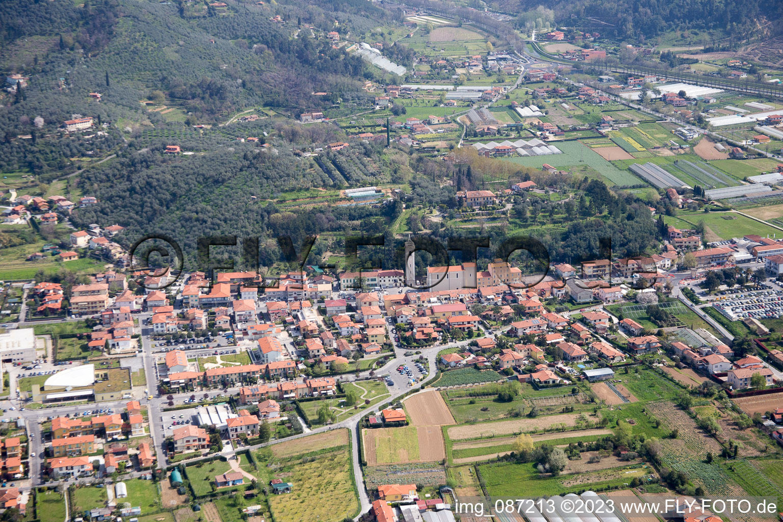 Capezzano Pianore(I-Toskana) im Bundesland Toscana, Italien von oben gesehen