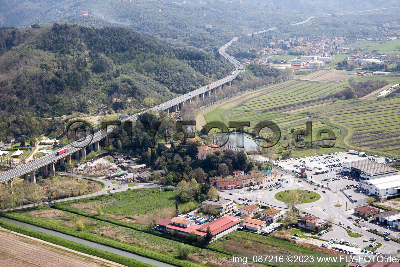 Massarosa im Bundesland Toscana, Italien von einer Drohne aus