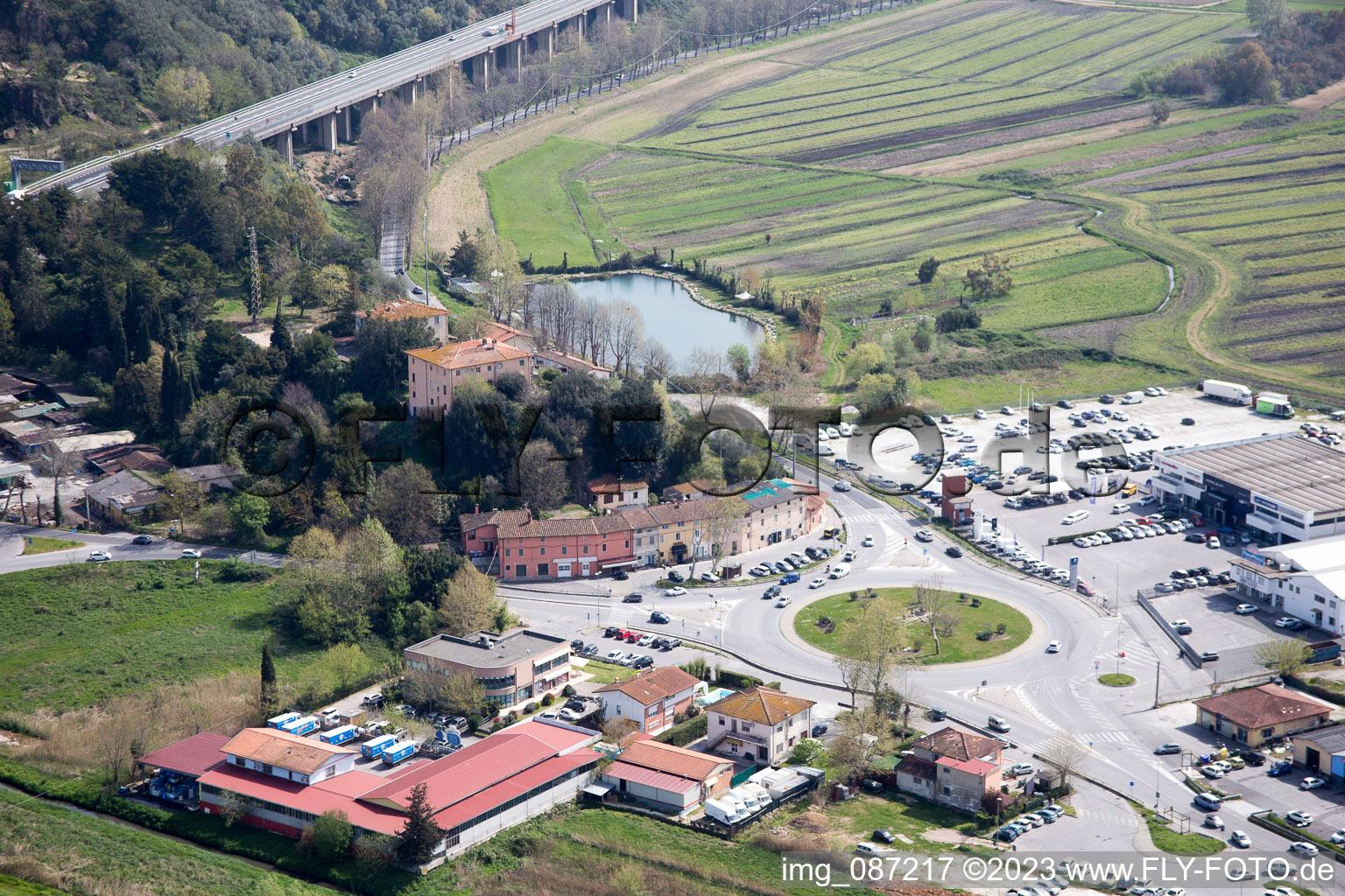 Massarosa im Bundesland Toscana, Italien von der Drohne aus gesehen