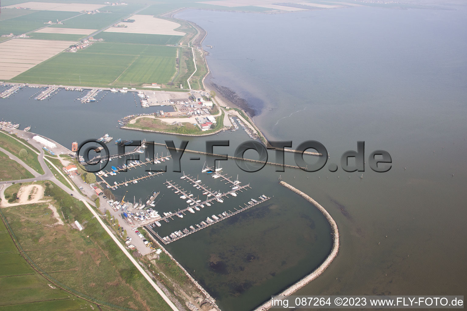 Luftbild von Yachthafen mit Sportboot- Anlegestellen und Bootsliegeplätzen am Uferbereich der Adria in Goro in Emilia-Romagna, Italien