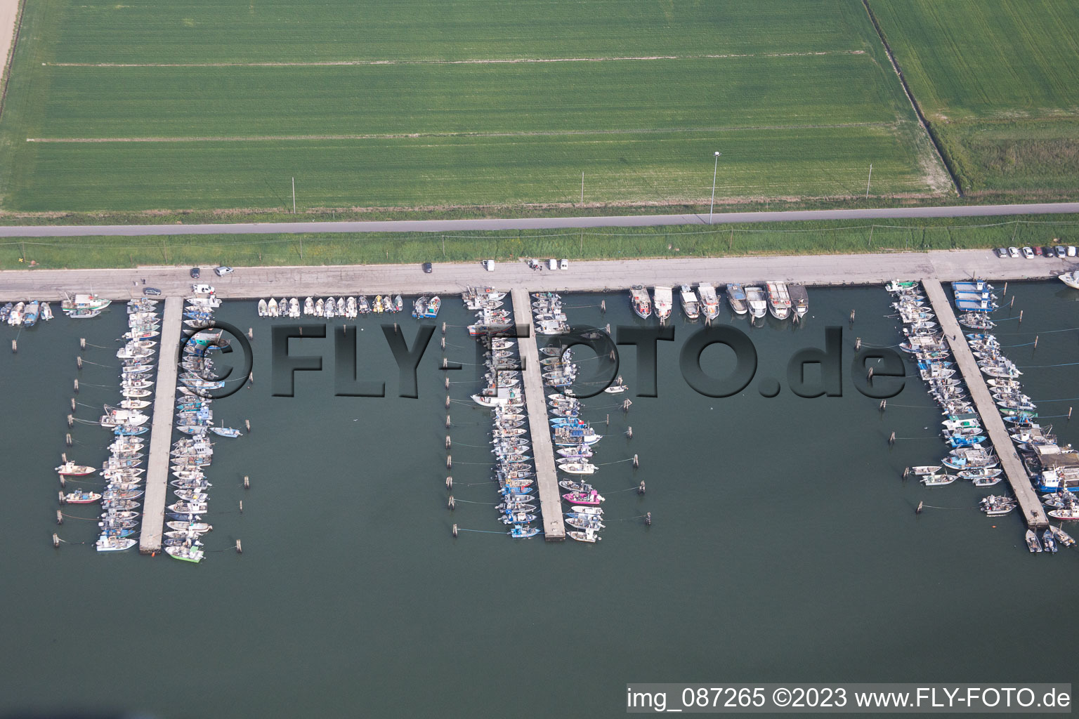 Luftaufnahme von Yachthafen mit Sportboot- Anlegestellen und Bootsliegeplätzen am Uferbereich der Adria in Goro in Emilia-Romagna, Italien