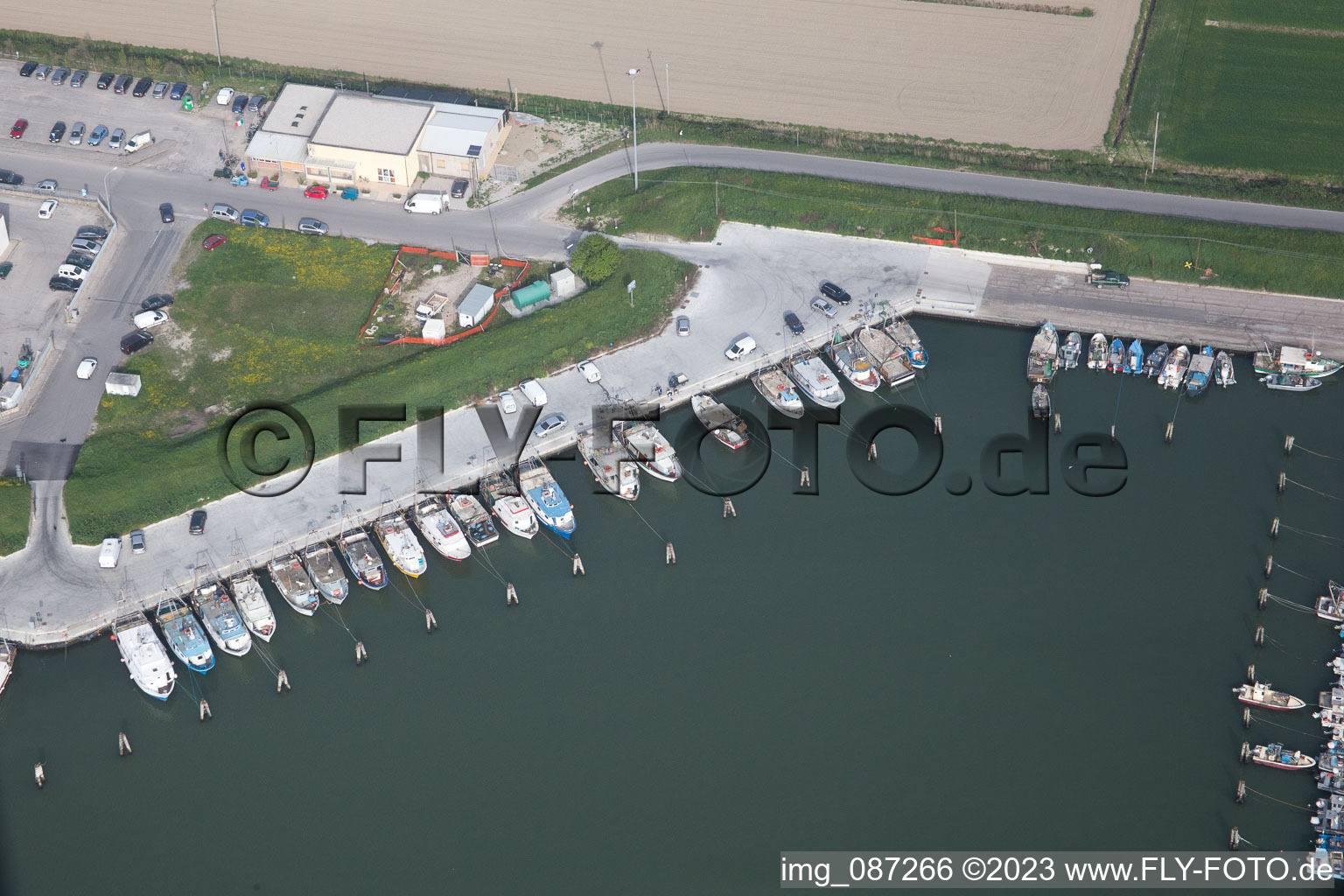 Schrägluftbild von Yachthafen mit Sportboot- Anlegestellen und Bootsliegeplätzen am Uferbereich der Adria in Goro in Emilia-Romagna, Italien