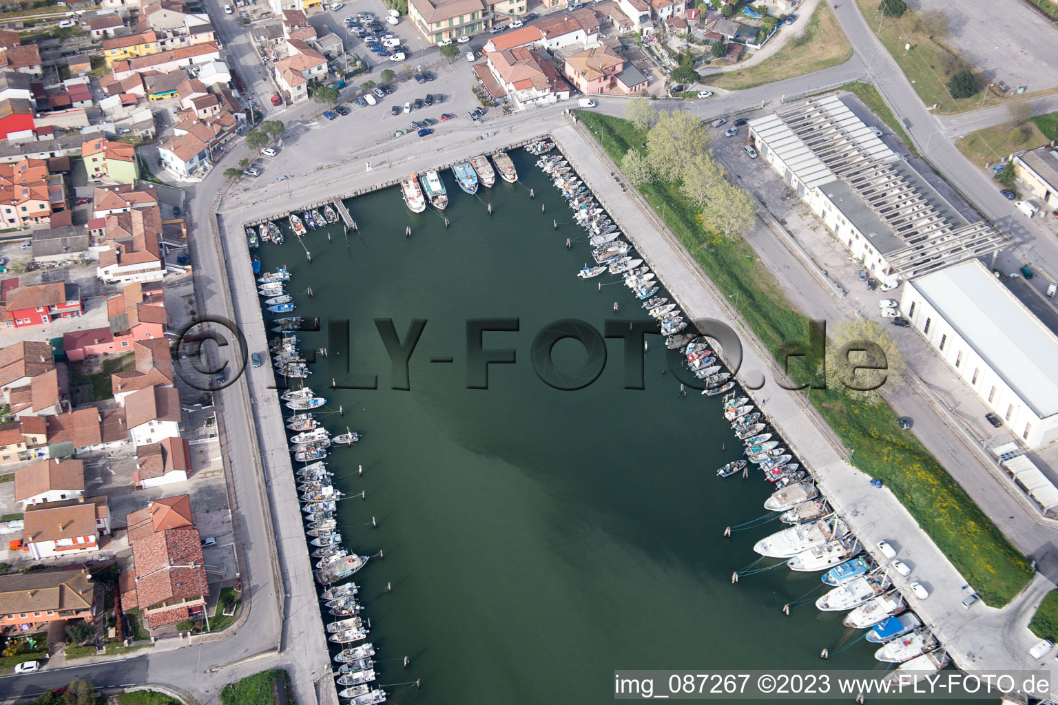 Yachthafen mit Sportboot- Anlegestellen und Bootsliegeplätzen am Uferbereich der Adria in Goro in Emilia-Romagna, Italien von oben