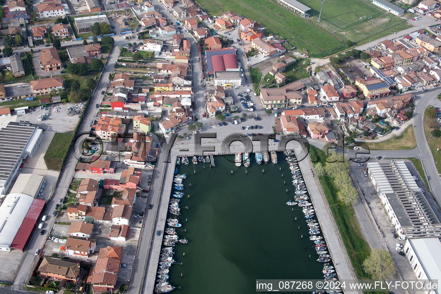 Yachthafen mit Sportboot- Anlegestellen und Bootsliegeplätzen am Uferbereich der Adria in Goro in Emilia-Romagna, Italien aus der Luft
