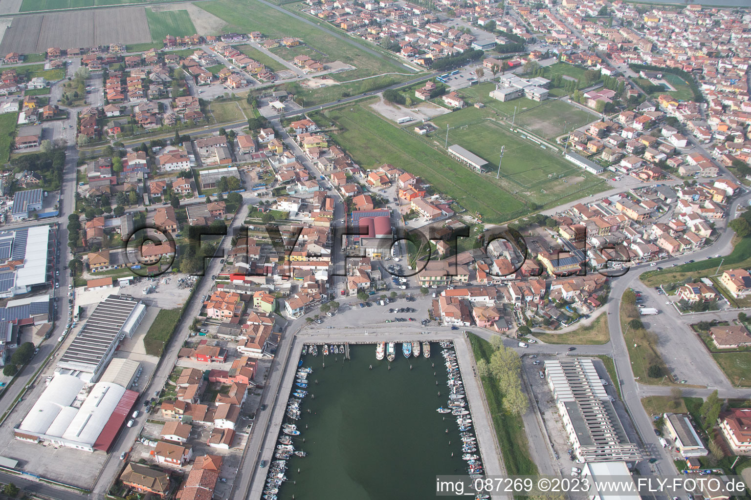 Yachthafen mit Sportboot- Anlegestellen und Bootsliegeplätzen am Uferbereich der Adria in Goro in Emilia-Romagna, Italien von oben gesehen