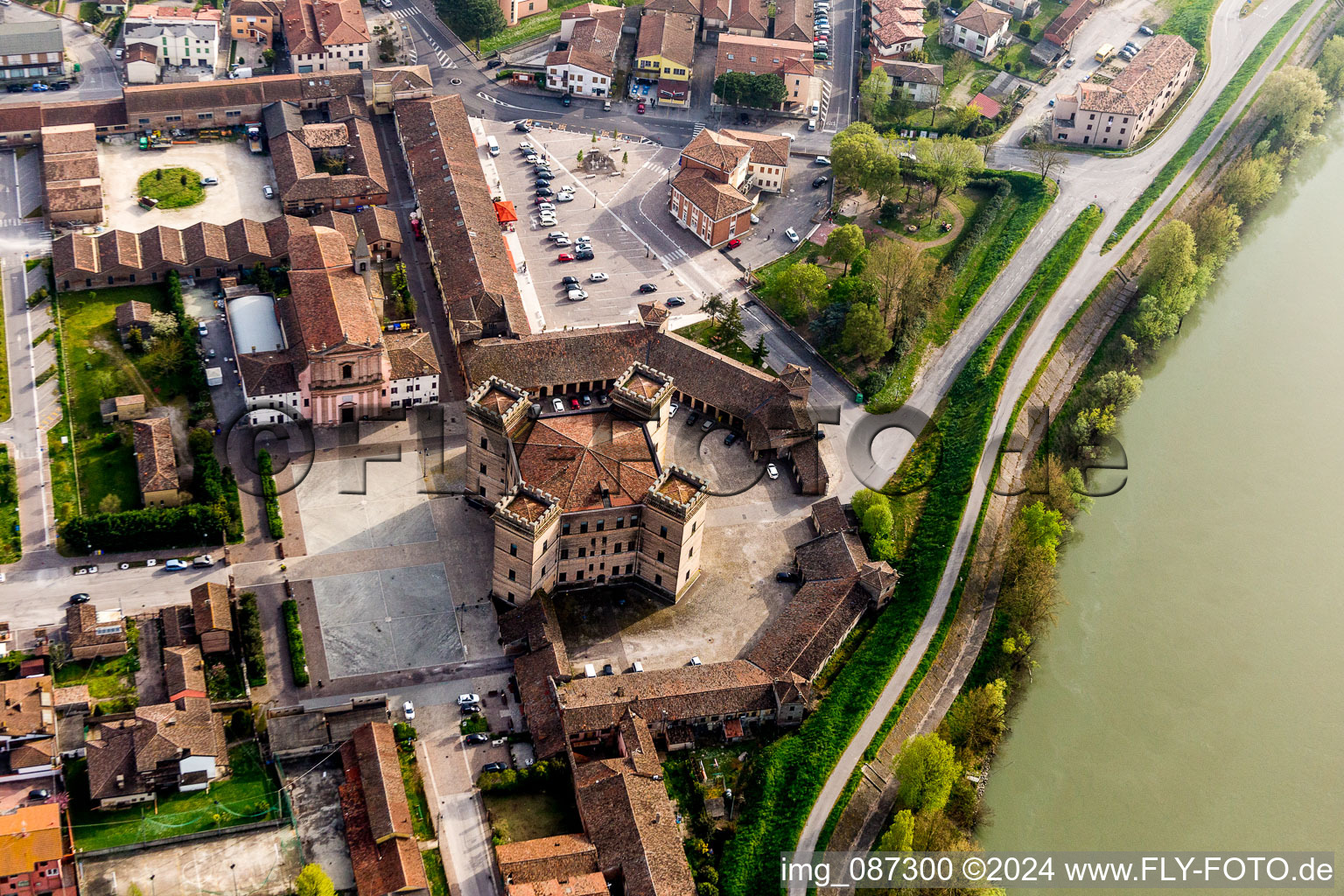 Luftbild von Vier Schloßtürme des Schloß Castle of Robinie / Castello di Mesola - Delizia Estense am Ufer des Po in Mesola in Emilia-Romagna, Italien