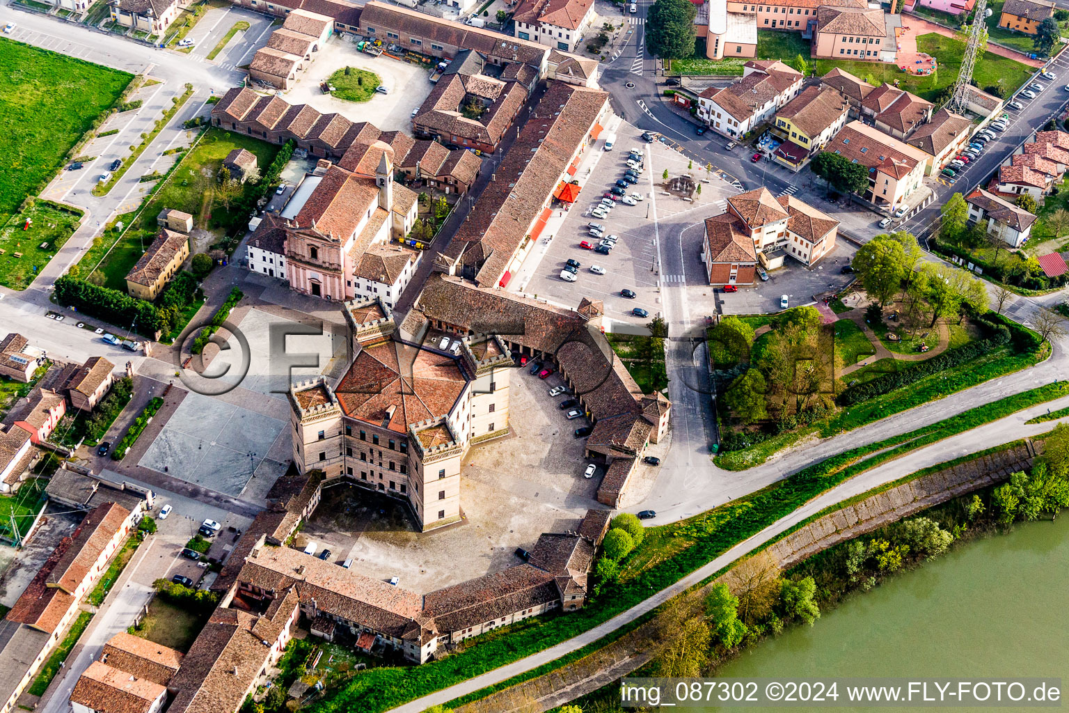 Luftaufnahme von Vier Schloßtürme des Schloß Castle of Robinie / Castello di Mesola - Delizia Estense am Ufer des Po in Mesola in Emilia-Romagna, Italien