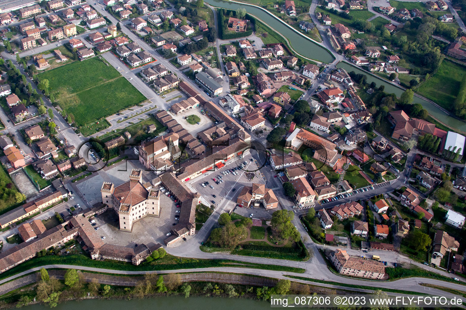 Drohnenbild von Mesola im Bundesland Emilia-Romagna, Italien