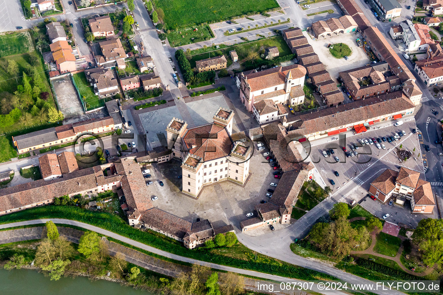 Schrägluftbild von Vier Schloßtürme des Schloß Castle of Robinie / Castello di Mesola - Delizia Estense am Ufer des Po in Mesola in Emilia-Romagna, Italien
