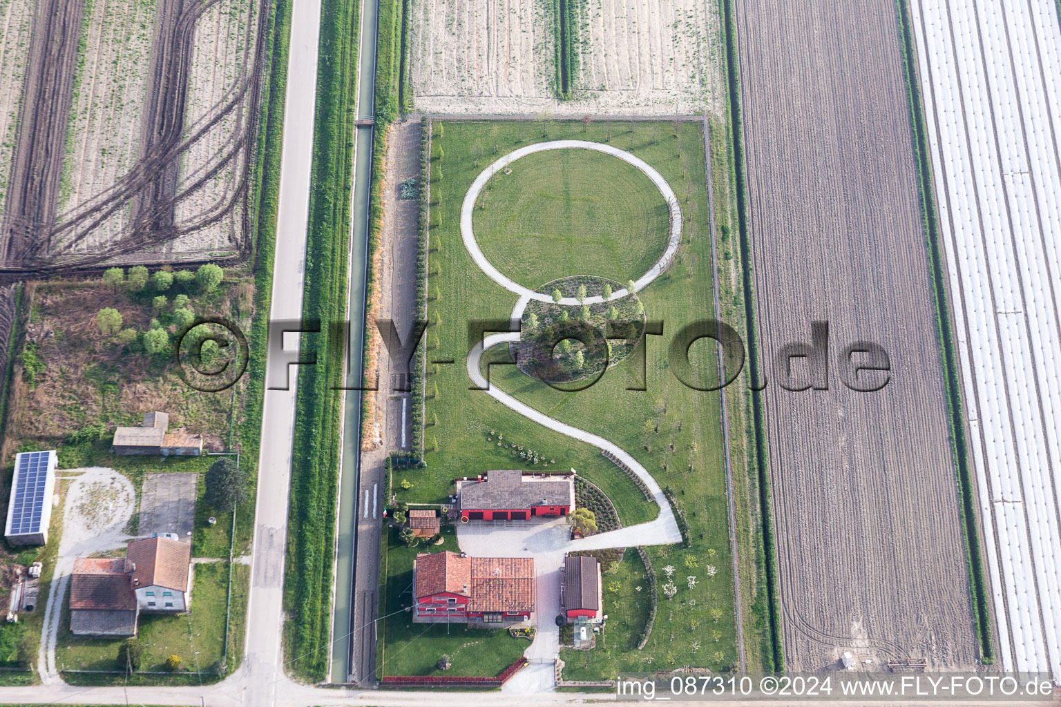 Parkanlage mit rundem Weg in Monticelli in Emilia-Romagna, Italien
