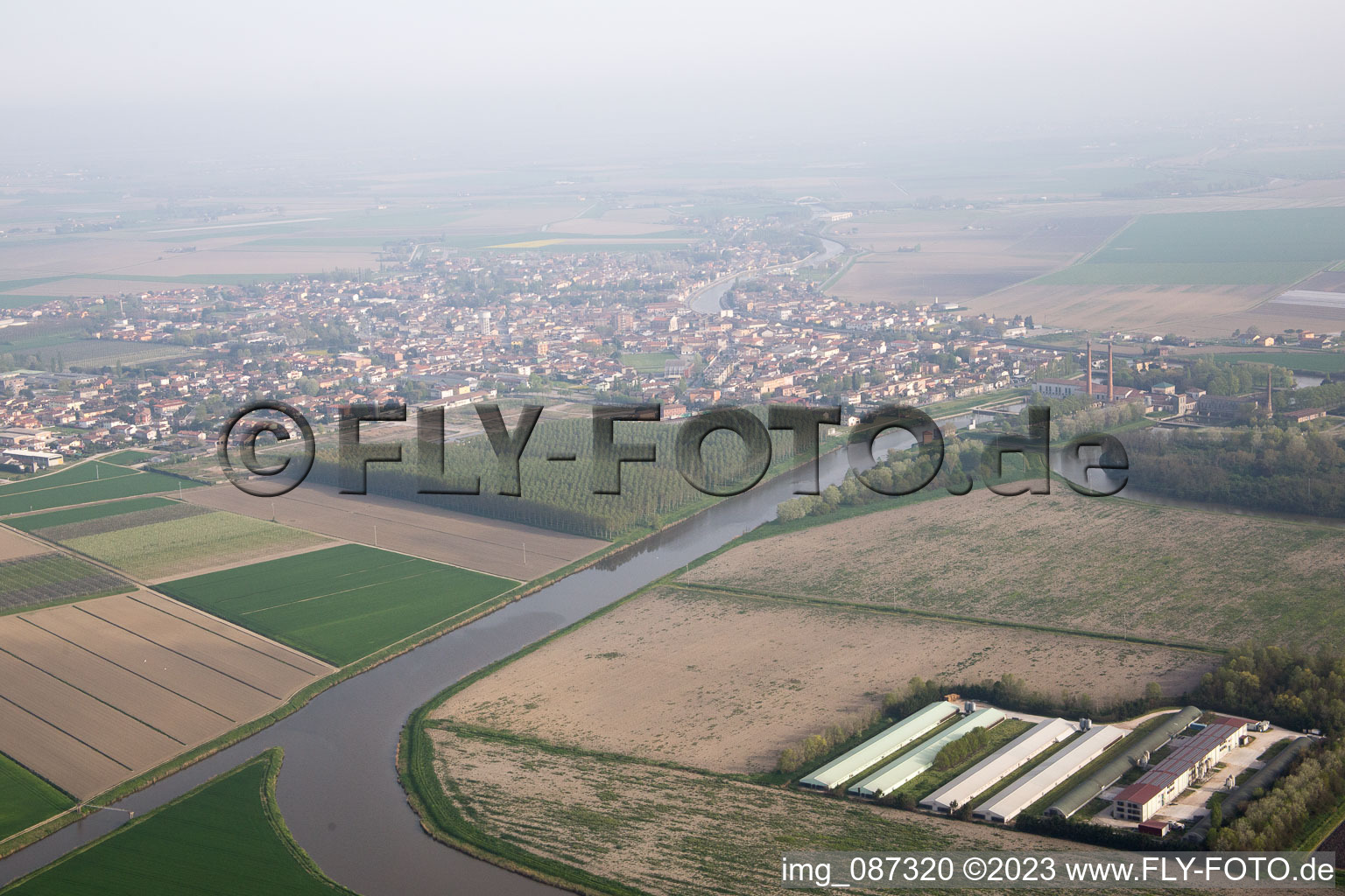 Luftaufnahme von Codigoro(I-Emila-Romana) im Bundesland Emilia-Romagna, Italien
