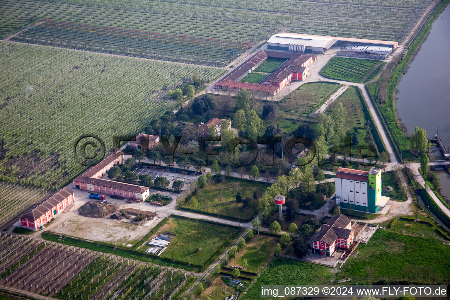 Gehöft eines Bauernhofes in der Po-Ebene am Rand von bestellten Feldern in Lodigiana in Emilia-Romagna, Italien