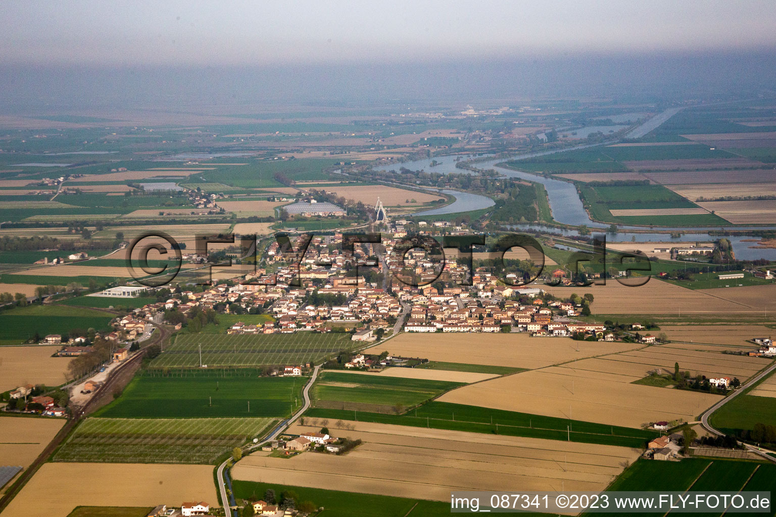 Luftbild von Ostellato(I-Emilia-Romagna), Italien