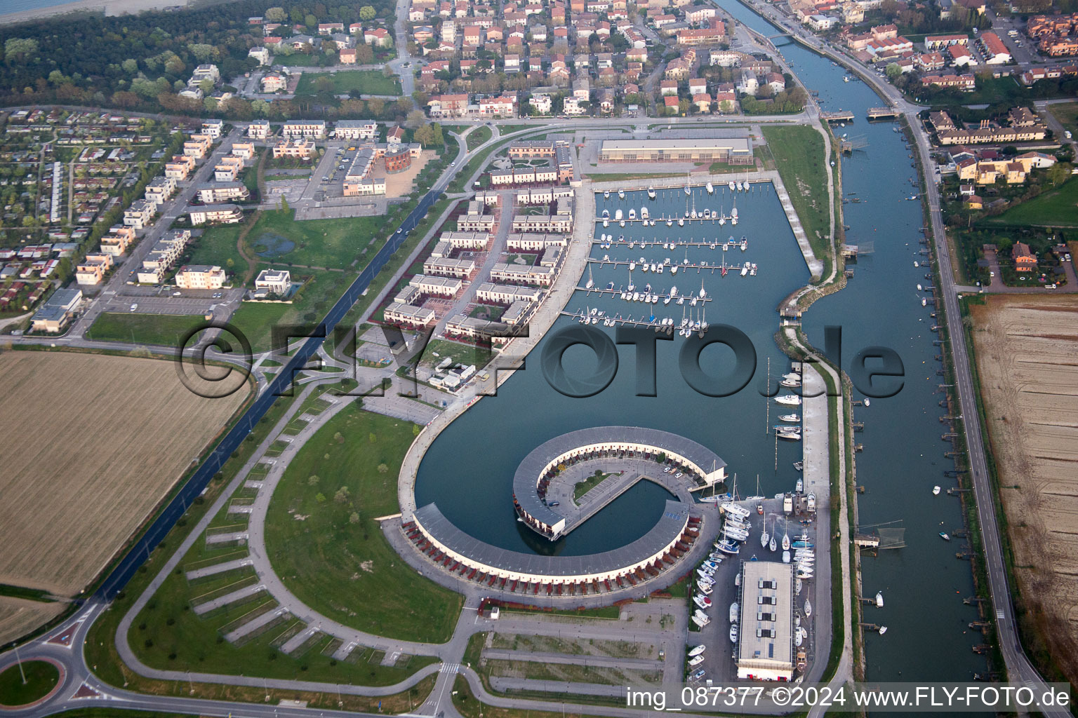 Schrägluftbild von Yachthafen mit Sportboot- Anlegestellen und Bootsliegeplätzen am Uferbereich Marina di Porto Reno in Casalborsetti in Emilia-Romagna, Italien