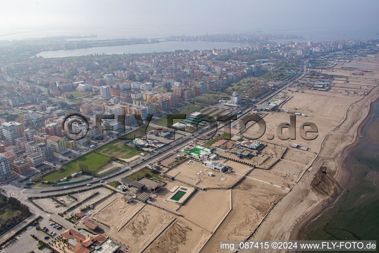 Schrägluftbild von Sottomarina di Chioggia (I-Venetien) im Bundesland Metropolitanstadt Venedig, Italien