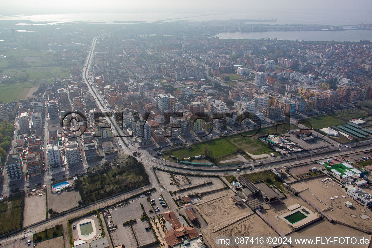 Sottomarina di Chioggia (I-Venetien) im Bundesland Metropolitanstadt Venedig, Italien von oben