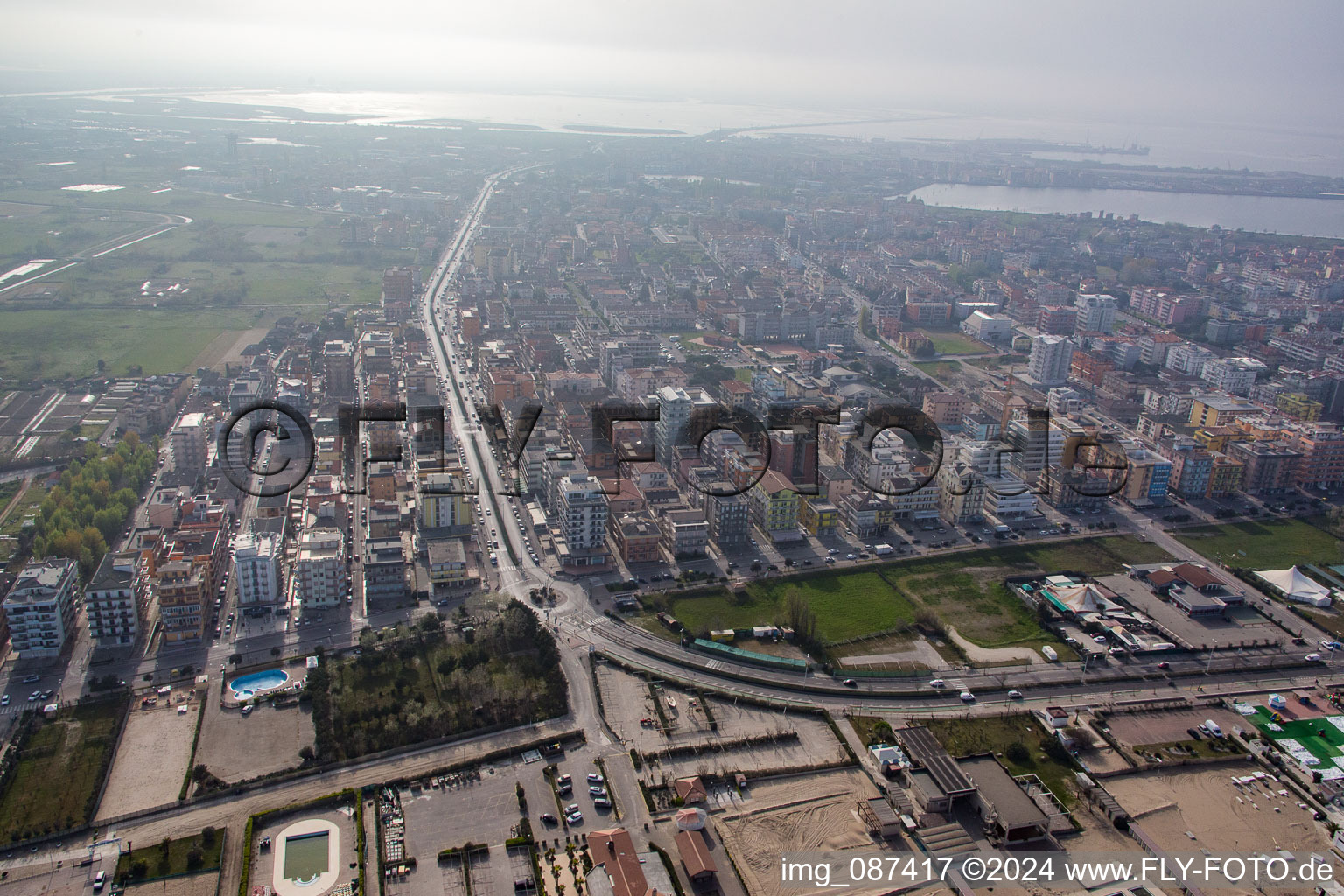 Sottomarina di Chioggia (I-Venetien) im Bundesland Metropolitanstadt Venedig, Italien aus der Luft