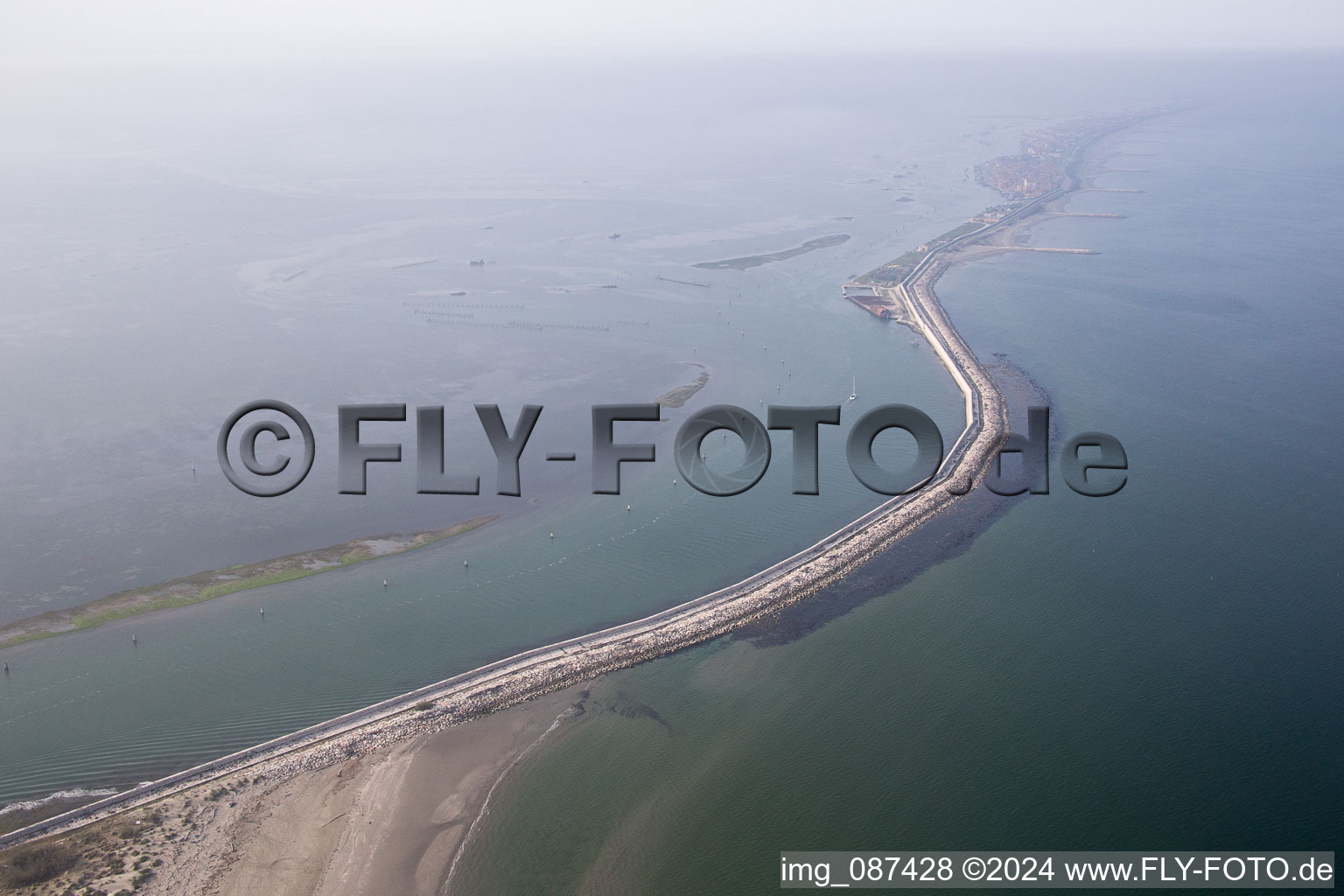 Schrägluftbild von Sottomarina(I-Venetien) in Faro, Italien